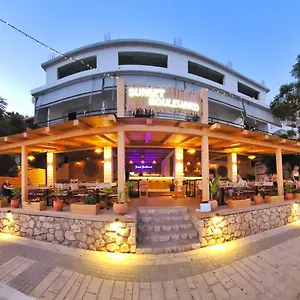 Sunset Boulevard , Qeparo Albanie